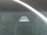 【ホンダセンシング】走行中に前方の車両等を認識し、衝突しそうな時は警報とブレーキで衝突回避と被害軽減をアシスト。より安全にドライブをお楽しみいただけます。