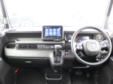 操作性に優れた運転席となります!小物入れや各ボタンの配置にこだわり、使いやすいです!座り心地もよく視認性も良好なのでロングドライブもお任せ下さい!