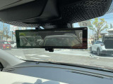 インテリジェントルームミラーです。人や物で視界が遮られてても、車体後部のカメラ映像に切り替えることにより、クリアな後方視界を実現しています。