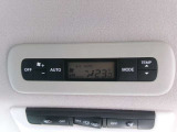 後席用エアコンスイッチです。後席からもエアコンの調節ができるので快適です。
