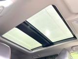 【サンルーフ】開放感たっぷりの希少装備、サンルーフが装着されています!車内に明かりを取り入れたり景色を楽しむ以外にも、車内の空気も簡単に換気できて快適です!