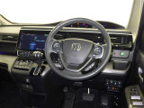 運転席まわりです。 各操作スイッチは使いやすい位置に配置されてます。