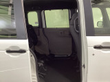 センターレイアウト燃料タンクなので、リアシートクッションを跳ね上げると、背の高い荷物を、積む事もできます。