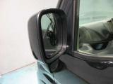 停車時およびごく低速時に車両左側下を確認することができるアンダーミラー
