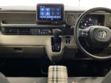 運転席と助手席の間はすっきり、移動も楽々です。さっと手が届く位置にATセレクトレバーやエアコンスイッチなどがあり操作性に優れています
