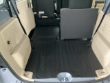 多彩な荷室アレンジが可能で、用途に合わせて自由にレイアウトできます。助手席側をフルフラットにすれば長尺物の積載もラクに行えます。