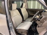 乗降がしやすい運転席。高さが調節できて小柄な方でも運転しやすいポジションをとることができます。