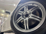 【17インチアルミホイール】外観にマッチしたアルミホイールを装着しております。各種アルミホイールや、スタッドレスタイヤも取扱いしております。是非ご相談ください♪
