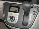 車内を快適に、オートエアコンを装備しています。