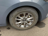 純正のアルミホイールです。やっぱり一番、この車のデザインに似合うと思います。