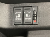 【両側パワースライドドア】両側がパワースライドドアになっており、運転席のスイッチやスマートキーでも開閉が可能です!開口部も広いので乗り降りも楽々♪
