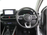 《運転席》目線の位置も高くて運転席からの視界も良好です。シート高さ位置も調整できるので、乗りやすいですね。