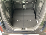 後席の操作がしやすく、荷物の量や大きさに合わせてスムーズにシートアレンジが行えます。