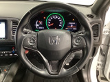 ハンドルにHondaセンシング系のクルーズコントロールやレーンキープアシストなどのスイッチと、オーディオの操作スイッチが装備されています。ハンドルから手を離さず安全に操作できます。