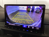 リバースギアに入れるだけで後方の表示へ切り替わります。夜間や雨の日の駐車も楽になりますよ。