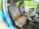 運転席シート廻りは使用感も少なく、良好な状態となっています。前オーナー様が丁寧に使っていたことがよくわかりますね。