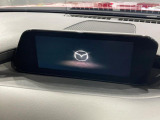 【8.8インチマツダコネクト】車内の雰囲気にマッチした大型のディスプレイ。スマホ接続でのナビ使用やBluetooth再生等、様々な機能が楽しめます。直感的なダイヤル操作が可能で、使い勝手も良好です。