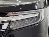 LEDヘッドライトは、点灯の瞬間から最大光量を発揮し、突然暗くなるトンネルなどでの安定感を高めます。