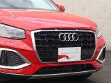 ●一目でAudiとわかる特徴的なシングルフレームグリル・LEDランプ。精悍なフロントマスクからAudiのスマートで上品なブランドを連想させてくれます。女性にも大変ご好評頂いております。