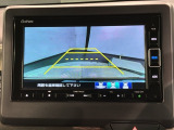 リバースギアに入れるだけで後方の表示へ切り替わります。夜間や雨の日の駐車も楽になりますよ。