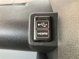 携帯電話等の充電に必要な端子が装備されてます。