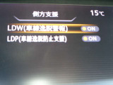 【LDW・LDP】車線逸脱警報装置:運転者が意図せず走行車線から逸脱しそうなとき、警報によって注意を促し支援します。