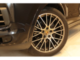 プラチナエディション専用の21インチRSスパイダーデザインホイールを装備しております。