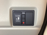 左側電動スライドドアは運転席からでも操作ができるように、ハンドル付近に開閉の操作スイッチが付いています。