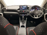 シンプルながら機能性あふれる運転席周りです。使いやすいスイッチ類の配置によりとても運転しやすいですよ。