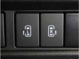 【両側電動スライドドア】ボタンを押すだけでスライドドアの開閉が可能。もちろんキーからの操作も可能。お子様を抱いている時・両手いっぱいの荷物を持っている時など非常に役立ちます。