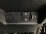 ハンドルの右側にはヘットライトリベライザーとVSA(ABS+TCS+横滑り抑制)の解除スイッチがついています。ヘッドライトリベライザーは道路状況や積荷の加重に応じてライトの高さを調節できます。