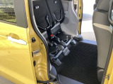 後席座面を跳ね上げれば、背の高い荷物やベビーカーなども立てたまま積み込める便利なスペースとして活用できます。