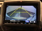 リバースギアに入れるだけで後方の表示へ切り替わります。夜間や雨の日の駐車も楽になりますよ。