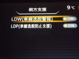 【車線逸脱防止支援システム+車線逸脱警報】 警告音とともにブレーキを制御することで車両をもとの車線内に戻すような力を短時間発生させ、クルマを車線内に戻すようドライバーのステアリング操作をアシストします