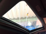 【サンルーフ】開放感たっぷりの希少装備、サンルーフが装着されています!車内に明かりを取り入れたり景色を楽しむ以外にも、車内の空気も簡単に換気できて快適です!