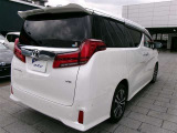 広々とした車内空間に優れた燃費性能。更にデザインも上質で人気のお車です!