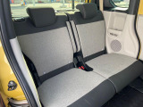 後部座席も気になるようなキズ・汚れやへたり等、大きなダメージはなく、良好な状態です。