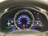 ハイブリット車専用のメーターです。中央のスピードメーターより左右のサブデスプレイで燃費や動力伝達などの情報が見れるようになっています。