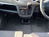 インパネシフトレバー採用で足元ゆったり余裕あります。