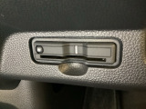 ハンドルの左下にETCがついています。高速道路の料金所の通過も楽々です。 カードの取り出しもしやすい場所についています。