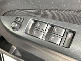 【電動格納ミラー】サイドミラーは電動格納式となっており、狭い駐車場でもキズがつくリスクを抑えられます。