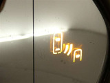 隣車線を走る車両をレーダーで検知し、ドアミラーでは確認しにくい後側方エリアに存在する車両に加え、急接近してくる車両も検知します。車両を検知するとドアミラーに搭載されたLEDインジケーターが点灯します。