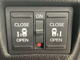 両側パワースライドドアを採用しており、運転席から簡単に開閉操作が可能です。駐車場や狭い場所でも扱いやすく、乗車時・降車時の負担を軽減します。