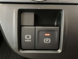 電動パーキングスイッチが配置されてます。