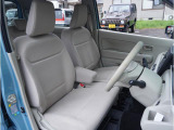 【清潔感のある運転席&助手席】隅々までクリーニングの行き届いた運転席&助手席。目立ったシミや汚れ等もございません。