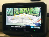 【バックカメラ】駐車時に後方がリアルタイム映像で確認できます。大型商業施設や立体駐車場での駐車時や、夜間のバック時に大活躍!運転スキルに関わらず、今や必須となった装備のひとつです!