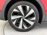 リヤタイヤは255/45R20です。