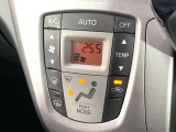 【オートエアコン】一度お好みの温度に設定すれば、車内の温度を検知し風量や温度を自動で調整。暑い&hellip;寒い&hellip;と何度もスイッチ操作をする必要はありません。快適な車内空間には必須の機能ですね♪