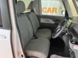フロントベンチシートが運転席足元もゆったり、広々快適です、助手席へのウォークスルーも楽々可能ですよ☆