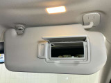 【運転席サンバイザー】鏡が付いているのでメイク直しなどにも便利★